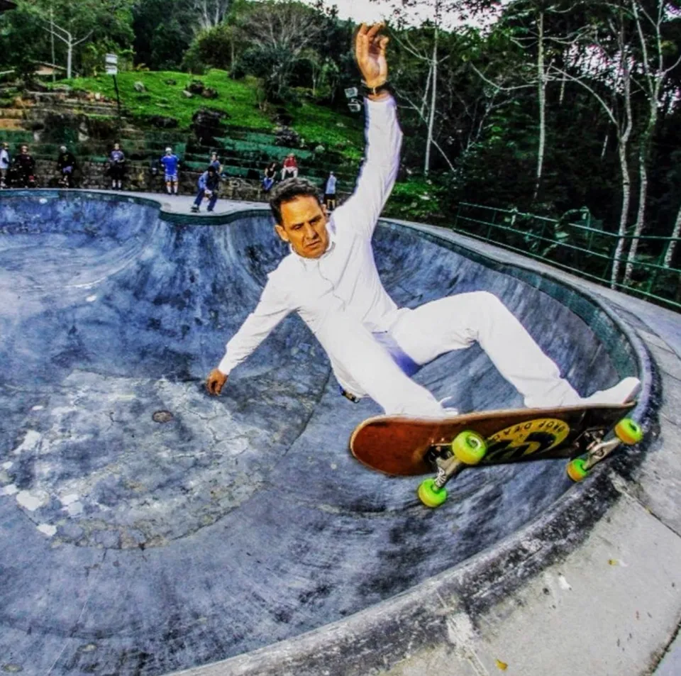 Luís Roberto Formiga descendo um bowl de skate, de branco