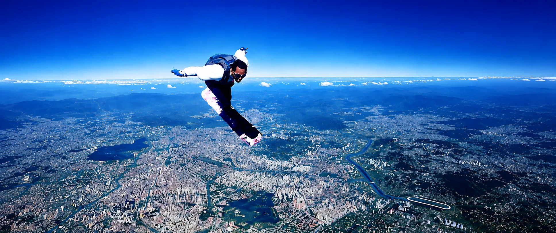 Luís Roberto Formiga em queda livre de skysurf sobre a cidade — decisão sob pressão em ambiente extremo