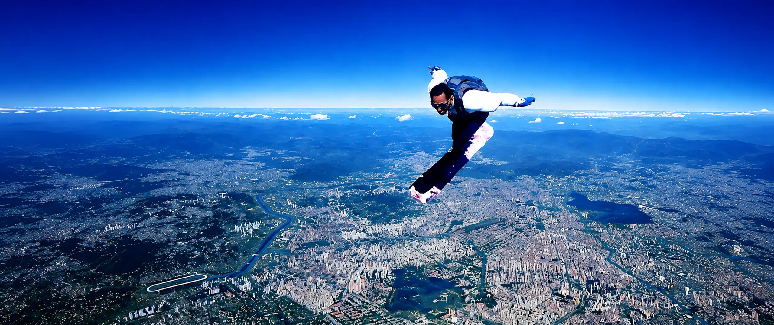 Luís Roberto Formiga em queda livre de skysurf sobre a cidade — decisão sob pressão em ambiente extremo